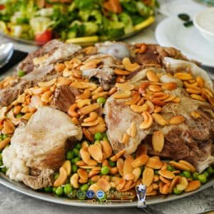 Bir tabak Mansaf, pirinç ve et ile 10 kişi