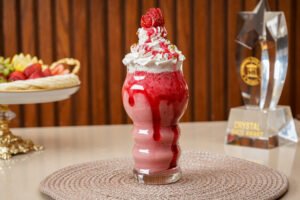 Çilekli sütlü içecek